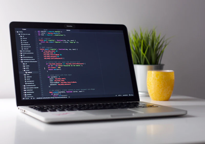 Notebook con código de software sobre un escritorio